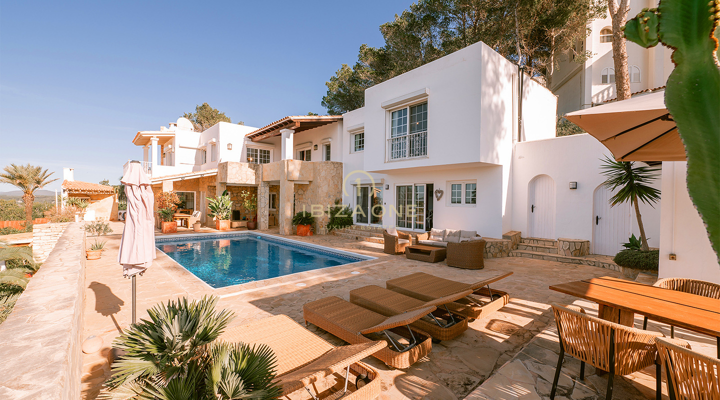 Ruime en elegante luxe villa met panoramisch uitzicht in Can Furnet te koop, Ibiza