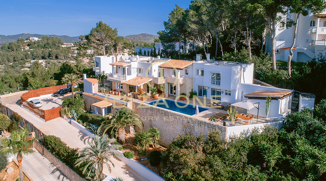 Ruime en elegante luxe villa met panoramisch uitzicht in Can Furnet te koop, Ibiza