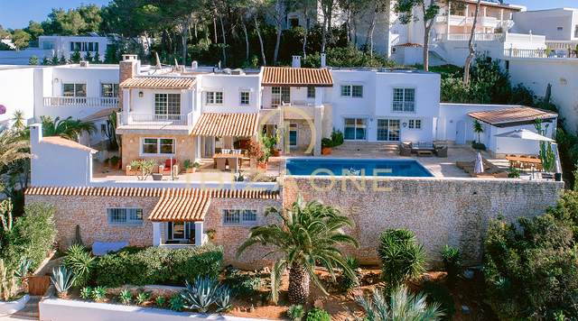 Ruime en elegante luxe villa met panoramisch uitzicht in Can Furnet te koop, Ibiza