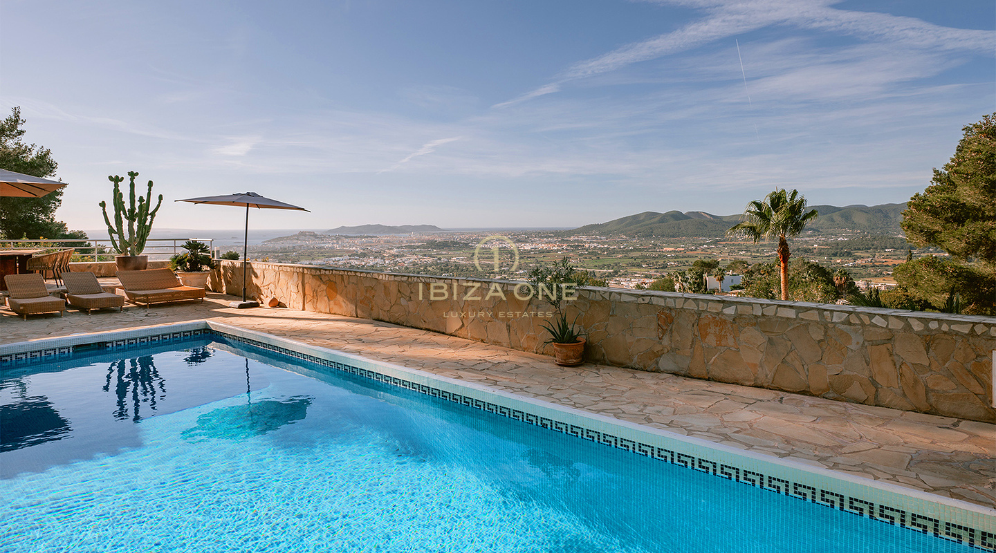 Amplia y elegante villa de lujo con vistas panorámicas en Can Furnet en venta, Ibiza