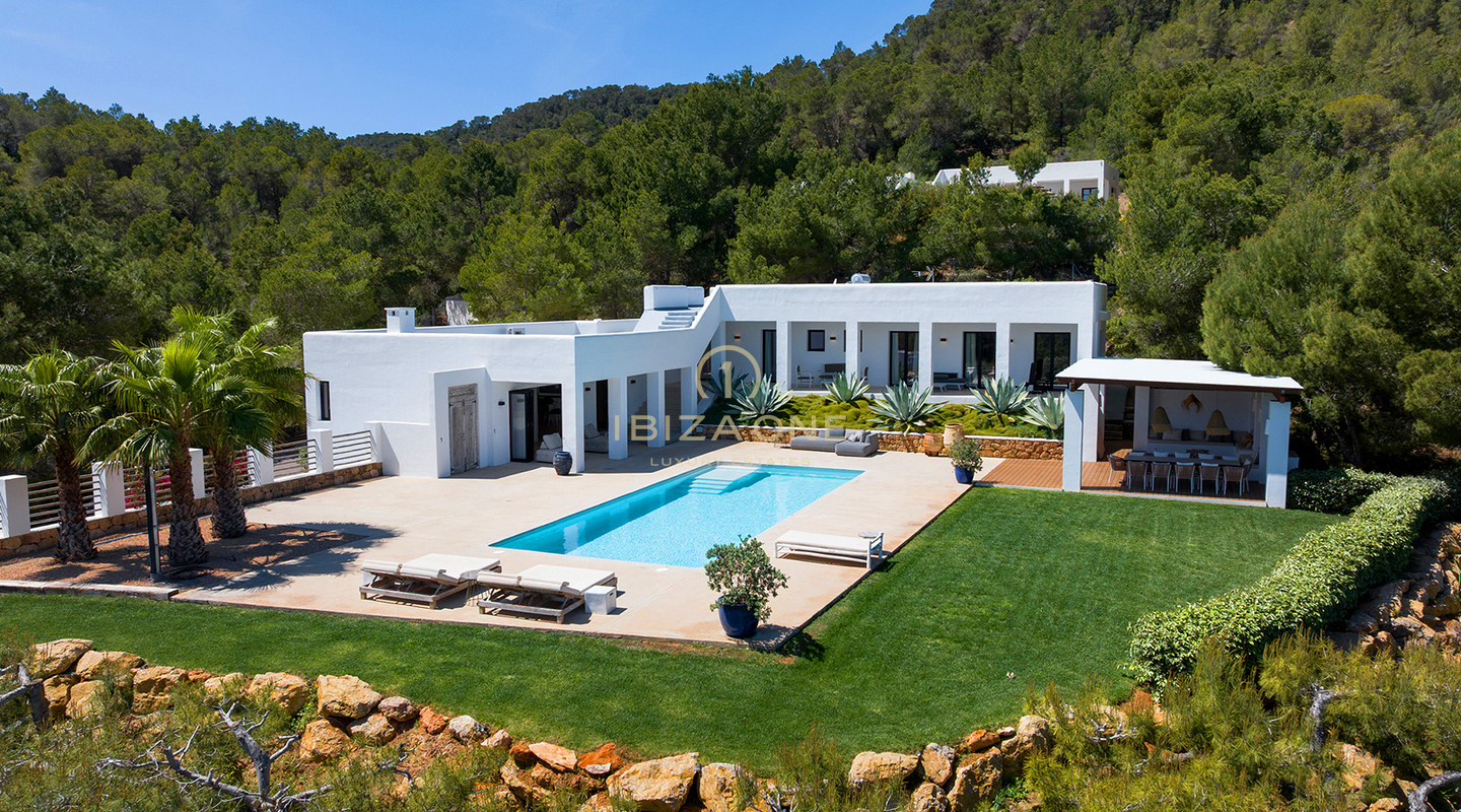 Wunderschöne, moderne Luxusvilla mit atemberaubendem Berg- und Meerblick – zu verkaufen in Sant Josep, Ibiza