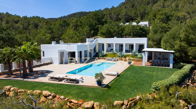 Preciosa villa moderna de lujo con excepcionales vistas a la montaña y al mar – En venta en Sant Josep, Ibiza