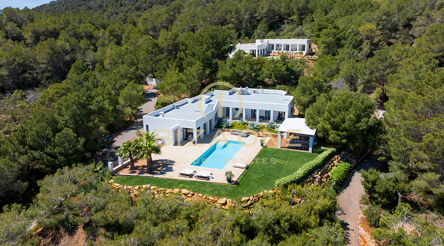 Wunderschöne, moderne Luxusvilla mit atemberaubendem Berg- und Meerblick – zu verkaufen in Sant Josep, Ibiza