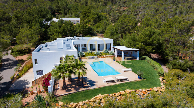 Preciosa villa moderna de lujo con excepcionales vistas a la montaña y al mar – En venta en Sant Josep, Ibiza