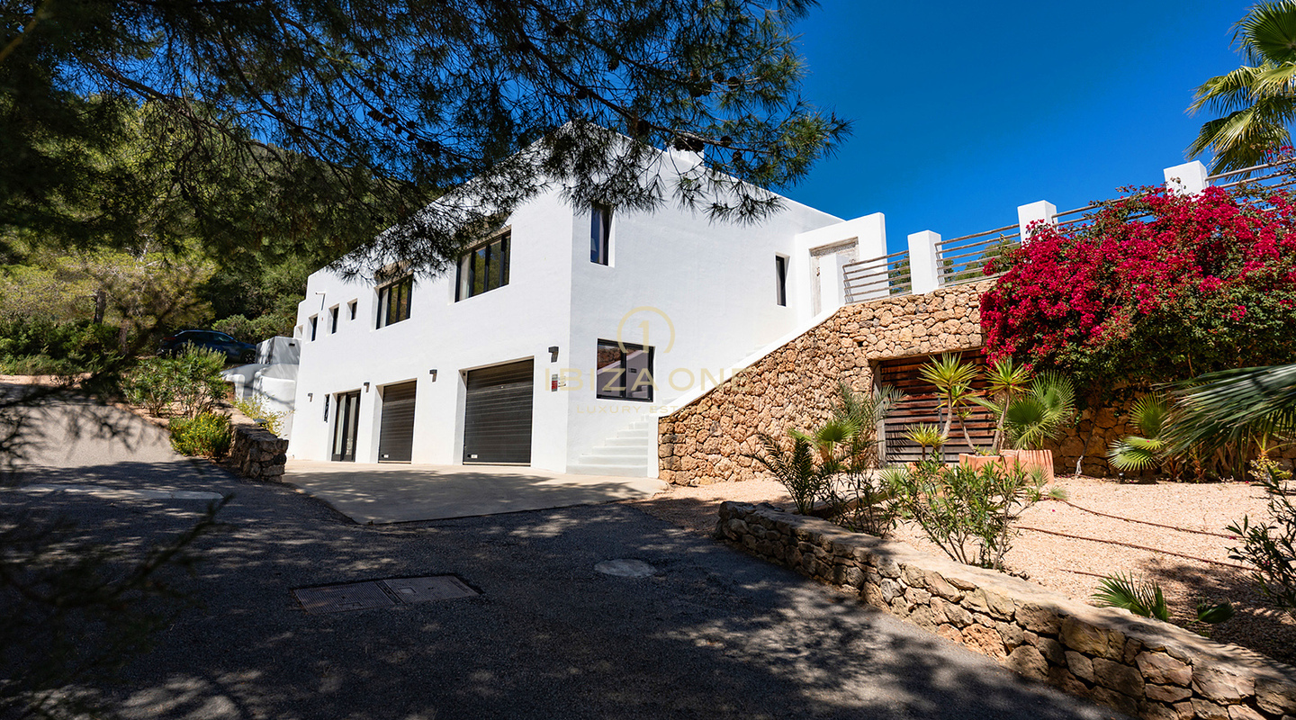 Preciosa villa moderna de lujo con excepcionales vistas a la montaña y al mar – En venta en Sant Josep, Ibiza