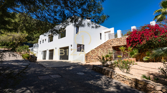 Prachtige moderne luxe villa met uitzonderlijk uitzicht op de bergen en de zee - te koop in Sant Josep, Ibiza