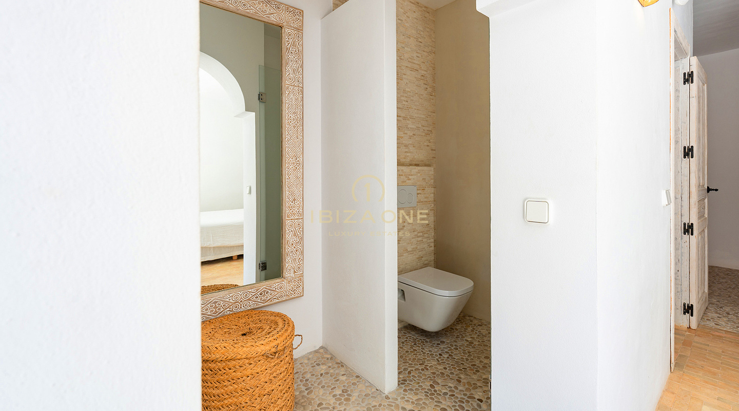 Wunderschöne, moderne Luxusvilla mit atemberaubendem Berg- und Meerblick – zu verkaufen in Sant Josep, Ibiza