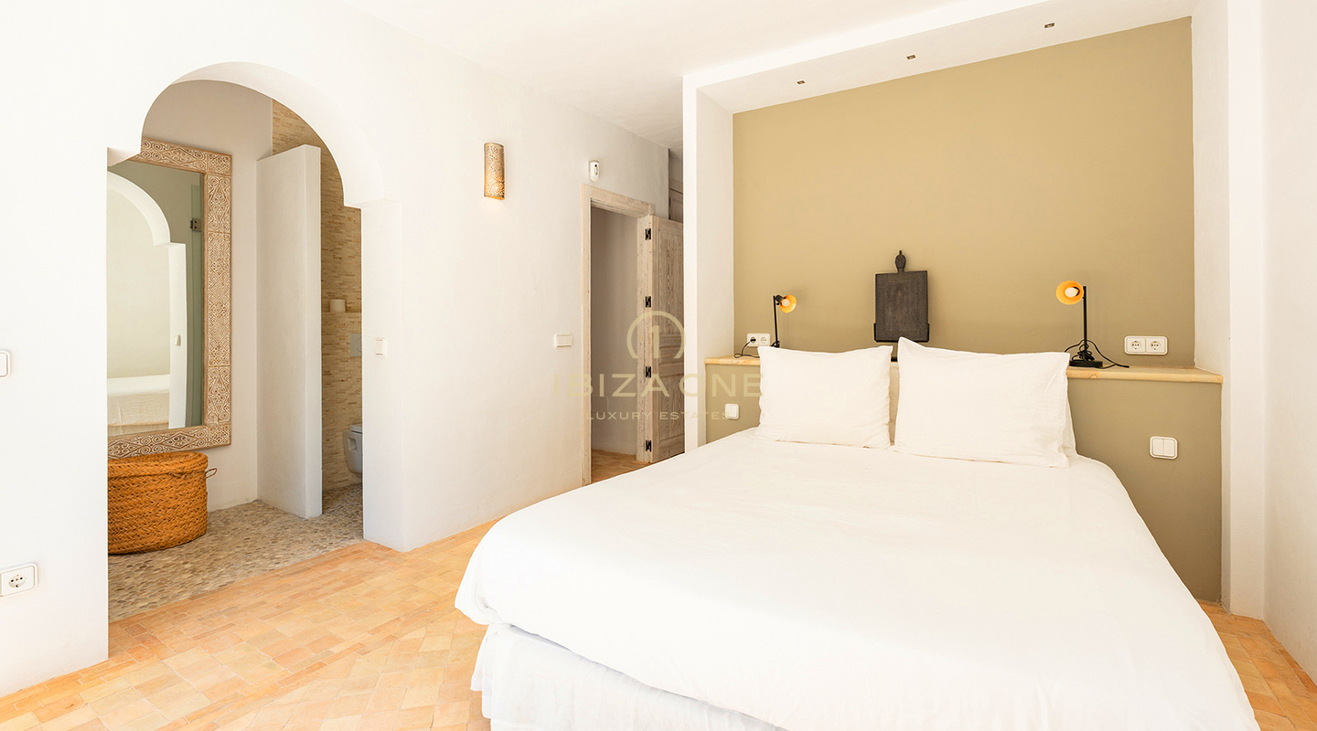 Wunderschöne, moderne Luxusvilla mit atemberaubendem Berg- und Meerblick – zu verkaufen in Sant Josep, Ibiza