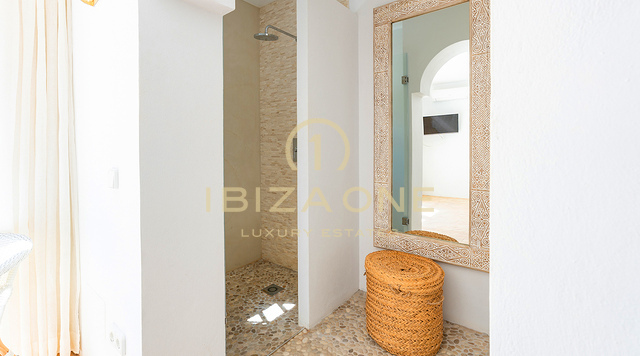 Prachtige moderne luxe villa met uitzonderlijk uitzicht op de bergen en de zee - te koop in Sant Josep, Ibiza