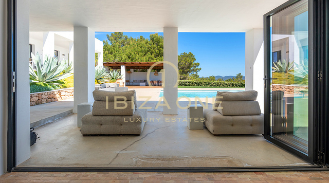 Wunderschöne, moderne Luxusvilla mit atemberaubendem Berg- und Meerblick – zu verkaufen in Sant Josep, Ibiza