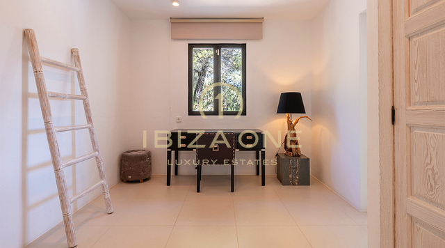Preciosa villa moderna de lujo con excepcionales vistas a la montaña y al mar – En venta en Sant Josep, Ibiza