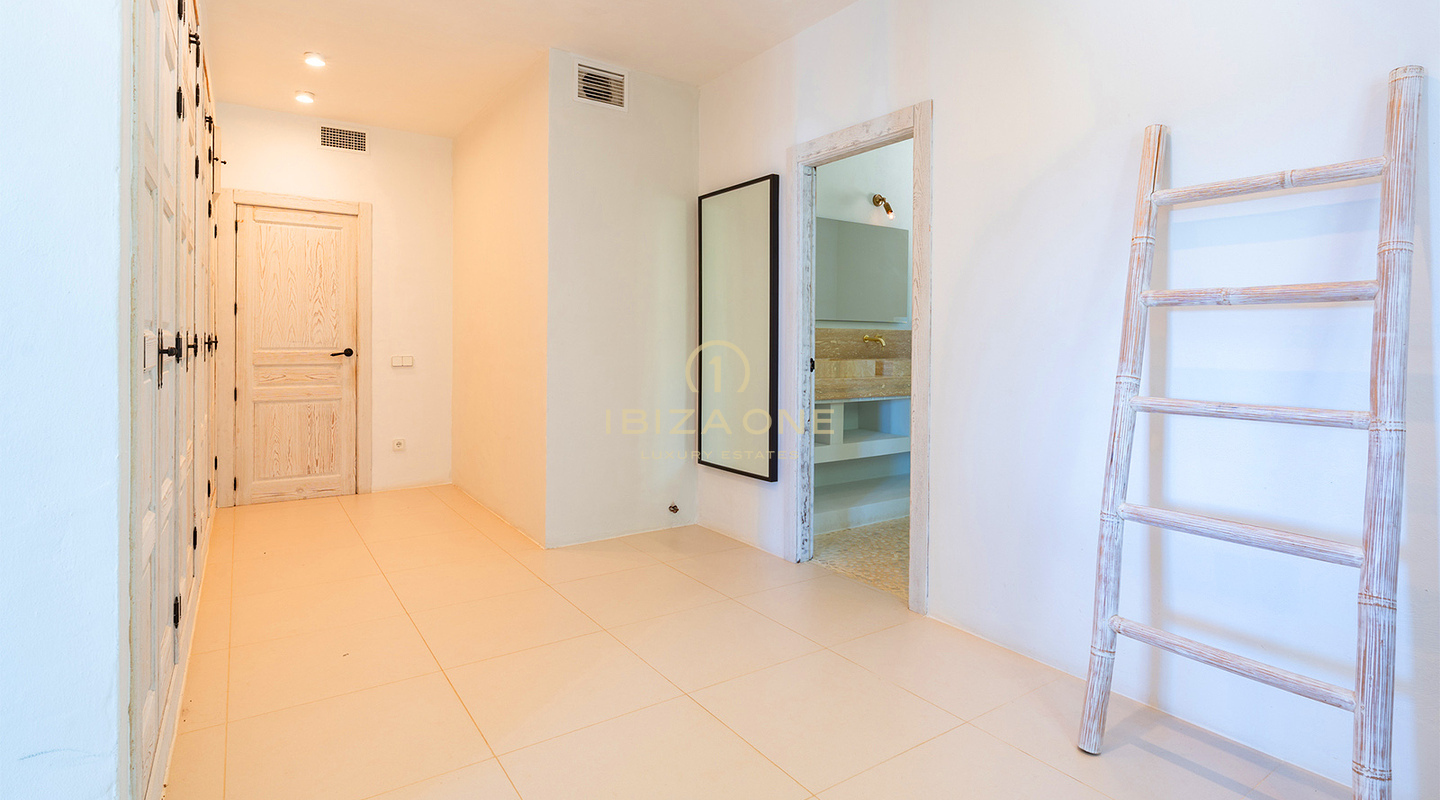 Preciosa villa moderna de lujo con excepcionales vistas a la montaña y al mar – En venta en Sant Josep, Ibiza