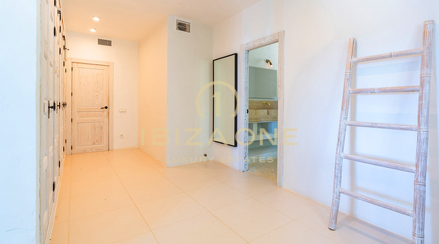 Preciosa villa moderna de lujo con excepcionales vistas a la montaña y al mar – En venta en Sant Josep, Ibiza