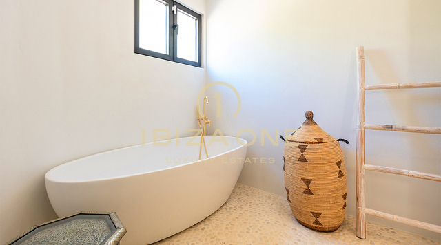 Prachtige moderne luxe villa met uitzonderlijk uitzicht op de bergen en de zee - te koop in Sant Josep, Ibiza