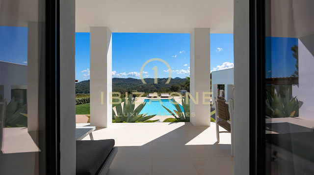 Wunderschöne, moderne Luxusvilla mit atemberaubendem Berg- und Meerblick – zu verkaufen in Sant Josep, Ibiza