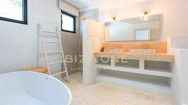 Prachtige moderne luxe villa met uitzonderlijk uitzicht op de bergen en de zee - te koop in Sant Josep, Ibiza