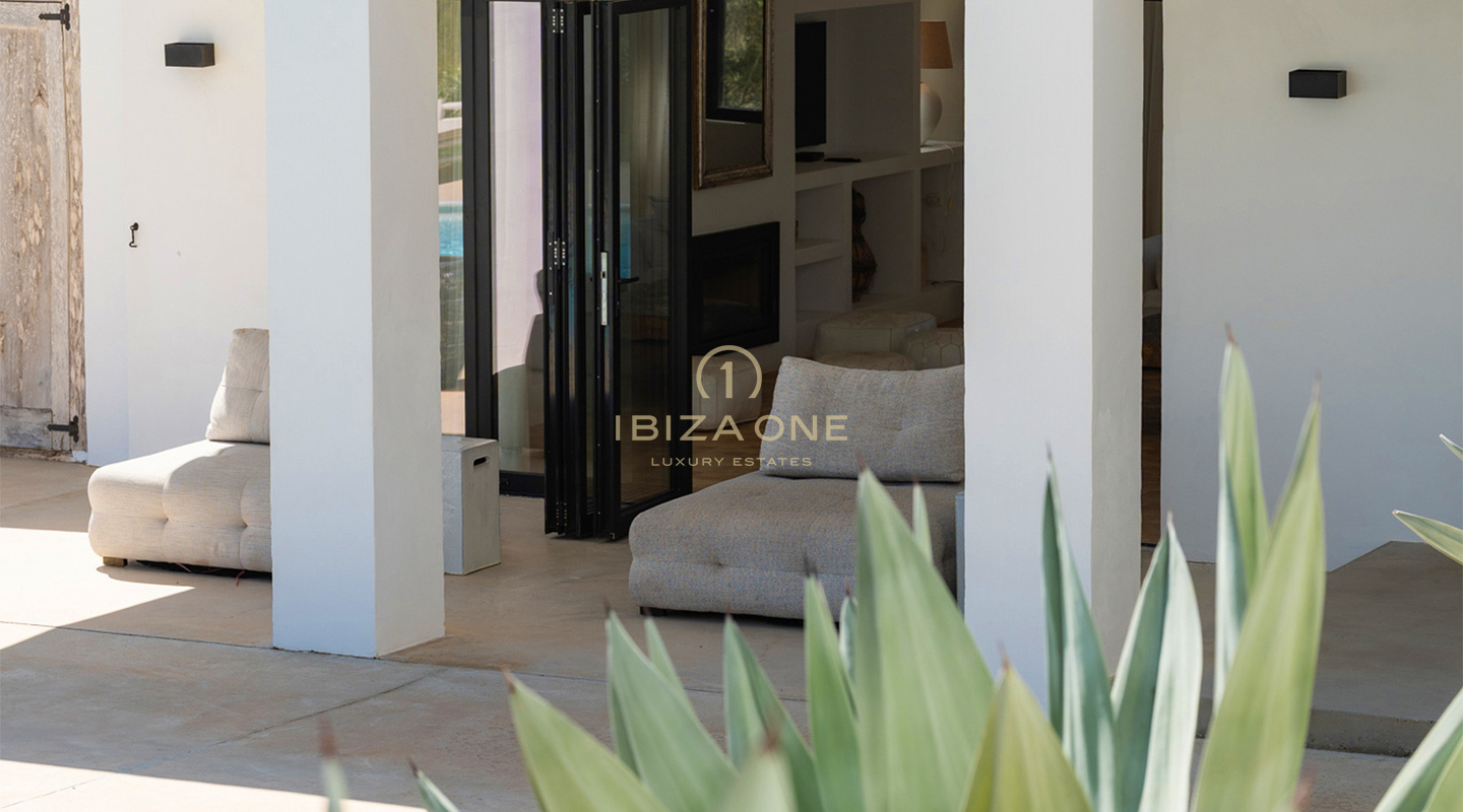 Wunderschöne, moderne Luxusvilla mit atemberaubendem Berg- und Meerblick – zu verkaufen in Sant Josep, Ibiza