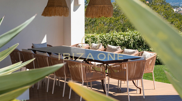 Preciosa villa moderna de lujo con excepcionales vistas a la montaña y al mar – En venta en Sant Josep, Ibiza