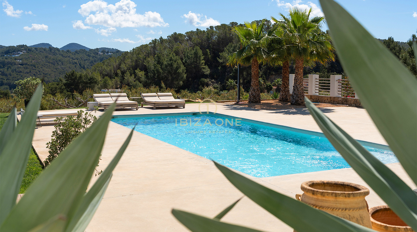 Magnifique villa moderne de luxe avec vue exceptionnelle sur la montagne et la mer – À vendre à Sant Josep, Ibiza