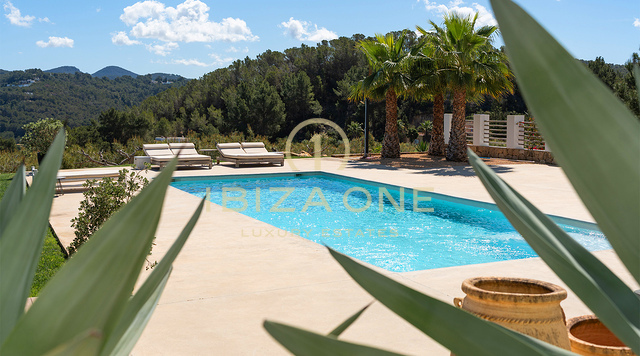 Prachtige moderne luxe villa met uitzonderlijk uitzicht op de bergen en de zee - te koop in Sant Josep, Ibiza