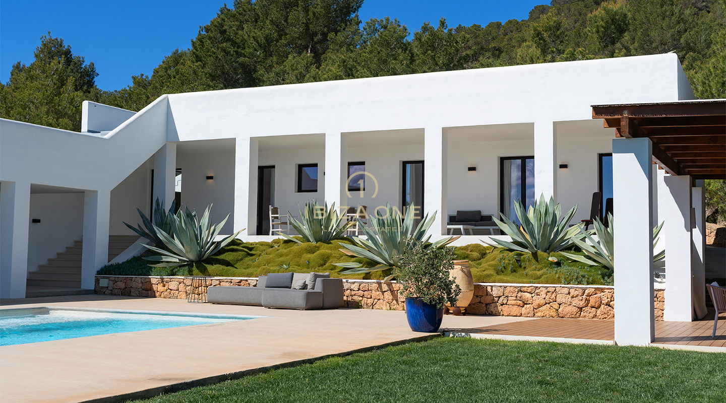 Magnifique villa moderne de luxe avec vue exceptionnelle sur la montagne et la mer – À vendre à Sant Josep, Ibiza