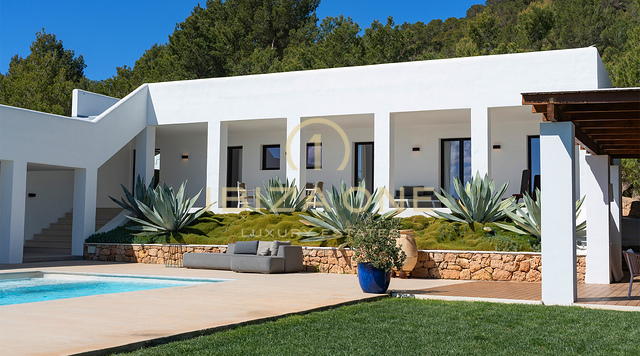 Splendida villa moderna di lusso con vista eccezionale sulle montagne e sul mare - In vendita a Sant Josep, Ibiza