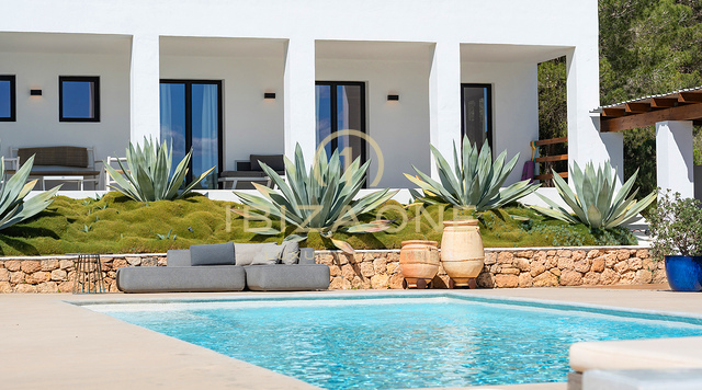 Prachtige moderne luxe villa met uitzonderlijk uitzicht op de bergen en de zee - te koop in Sant Josep, Ibiza