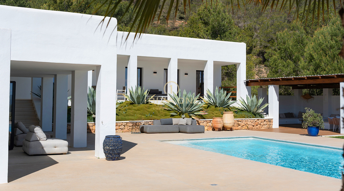 Preciosa villa moderna de lujo con excepcionales vistas a la montaña y al mar – En venta en Sant Josep, Ibiza