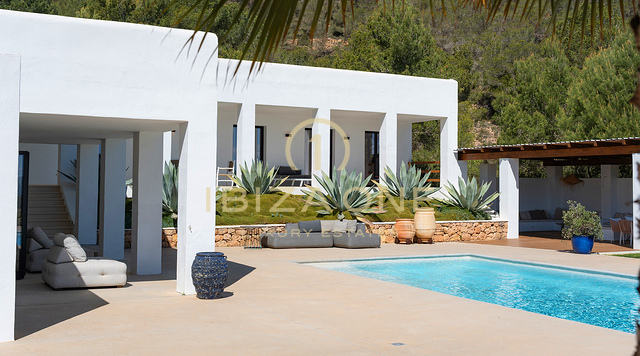 Prachtige moderne luxe villa met uitzonderlijk uitzicht op de bergen en de zee - te koop in Sant Josep, Ibiza