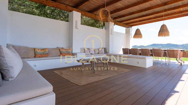 Preciosa villa moderna de lujo con excepcionales vistas a la montaña y al mar – En venta en Sant Josep, Ibiza