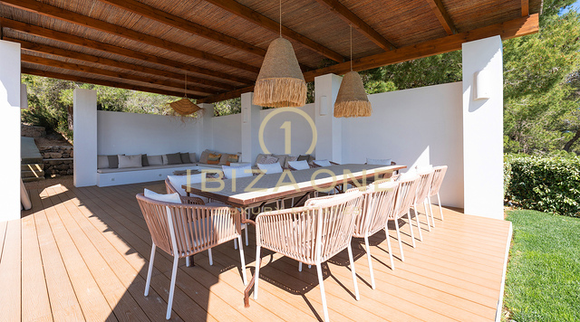 Preciosa villa moderna de lujo con excepcionales vistas a la montaña y al mar – En venta en Sant Josep, Ibiza