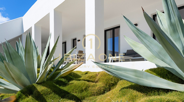 Preciosa villa moderna de lujo con excepcionales vistas a la montaña y al mar – En venta en Sant Josep, Ibiza