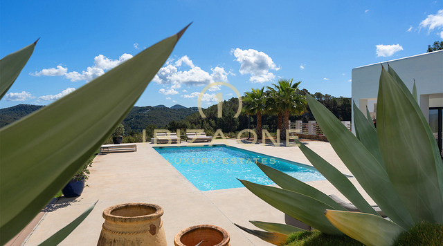 Wunderschöne, moderne Luxusvilla mit atemberaubendem Berg- und Meerblick – zu verkaufen in Sant Josep, Ibiza