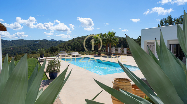 Prachtige moderne luxe villa met uitzonderlijk uitzicht op de bergen en de zee - te koop in Sant Josep, Ibiza