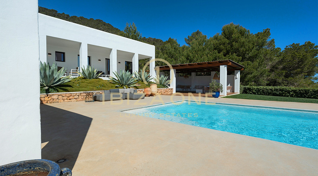 Preciosa villa moderna de lujo con excepcionales vistas a la montaña y al mar – En venta en Sant Josep, Ibiza