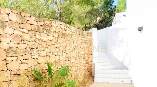 Preciosa villa moderna de lujo con excepcionales vistas a la montaña y al mar – En venta en Sant Josep, Ibiza