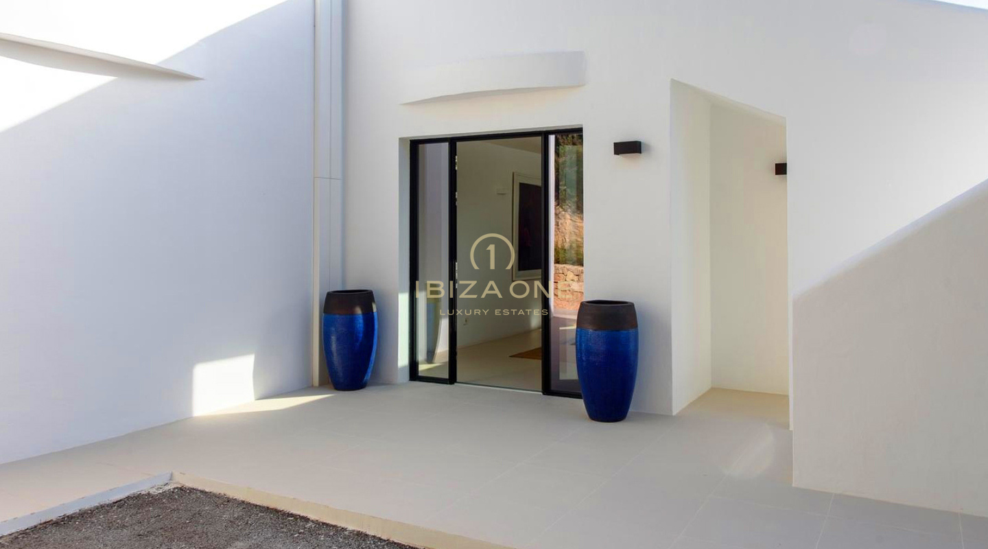 Preciosa villa moderna de lujo con excepcionales vistas a la montaña y al mar – En venta en Sant Josep, Ibiza