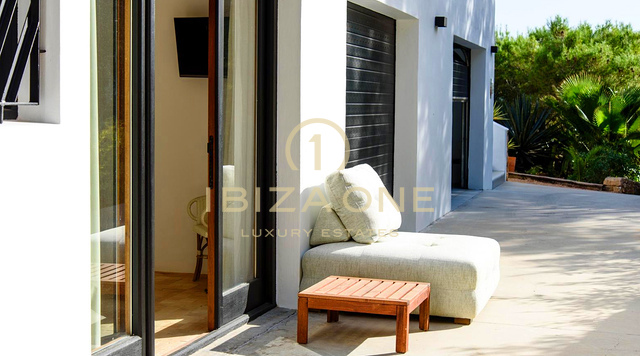 Wunderschöne, moderne Luxusvilla mit atemberaubendem Berg- und Meerblick – zu verkaufen in Sant Josep, Ibiza