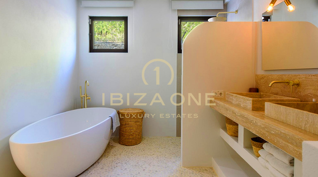 Wunderschöne, moderne Luxusvilla mit atemberaubendem Berg- und Meerblick – zu verkaufen in Sant Josep, Ibiza