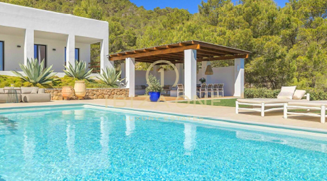 Magnifique villa moderne de luxe avec vue exceptionnelle sur la montagne et la mer – À vendre à Sant Josep, Ibiza