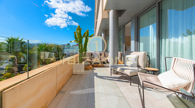 Appartement de luxe élégant à vendre à Ibiza, dans la prestigieuse résidence WHITE ANGEL, à proximité de la marina Botafoch. Appartement de luxe élégant à louer à Ibiza, dans la prestigieuse résidence WHITE ANGEL, à proximité de la marina Botafoch.