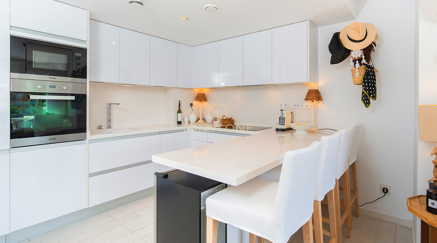 Elegante appartamento di lusso in vendita a Ibiza, situato nel prestigioso complesso WHITE ANGEL e vicino alla zona più esclusiva di Marina Botafoch. Elegante appartamento di lusso in affitto a Ibiza, situato nel prestigioso complesso WHITE ANGEL e vicino alla zona più esclusiva di Marina Botafoch.