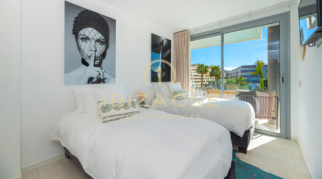 Elegante appartamento di lusso in vendita a Ibiza, situato nel prestigioso complesso WHITE ANGEL e vicino alla zona più esclusiva di Marina Botafoch. Elegante appartamento di lusso in affitto a Ibiza, situato nel prestigioso complesso WHITE ANGEL e vicino alla zona più esclusiva di Marina Botafoch.