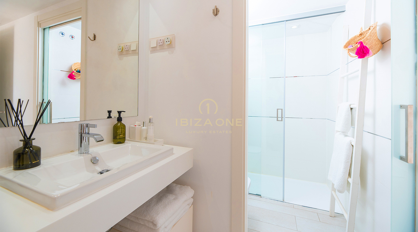 Apartamento de lujo elegante en el prestigioso complejo WHITE ANGEL, cerca de la privilegiada ubicación de Marina Botafoch, en venta en Ibiza. Apartamento de lujo elegante en el prestigioso complejo WHITE ANGEL, cerca de la privilegiada ubicación de Marina Botafoch, en alquiler en Ibiza.