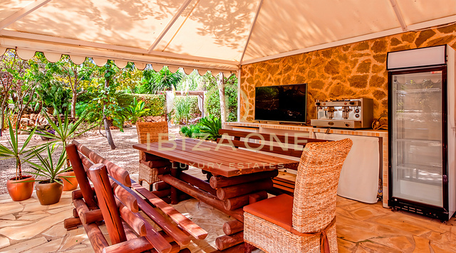 Authentieke luxe finca met gastenappartementen en zwembad te koop, Ibiza