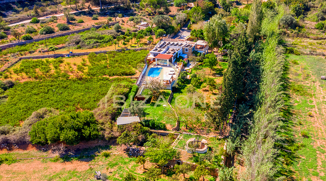 Autentica finca di lusso con appartamenti per gli ospiti e piscina in vendita, Ibiza