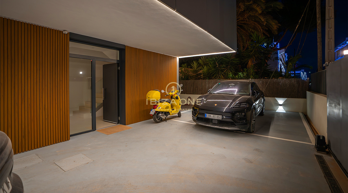 Villa exquise et luxueuse en première ligne de mer avec accès privé à la plage et à la mer à vendre, Ibiza