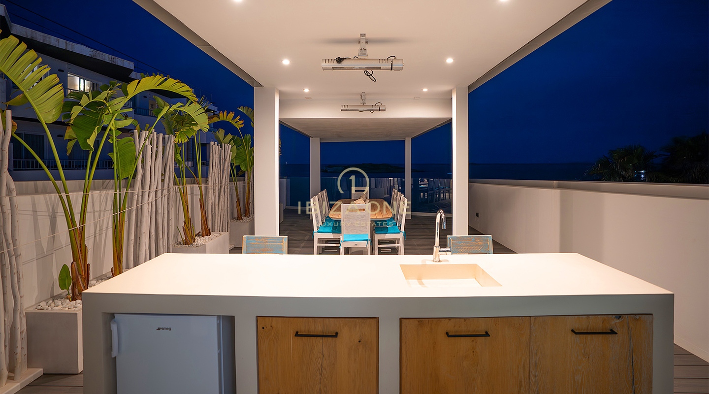 Exquisita y lujosa villa en primera línea de mar con acceso privado a la playa y al mar en venta, Ibiza