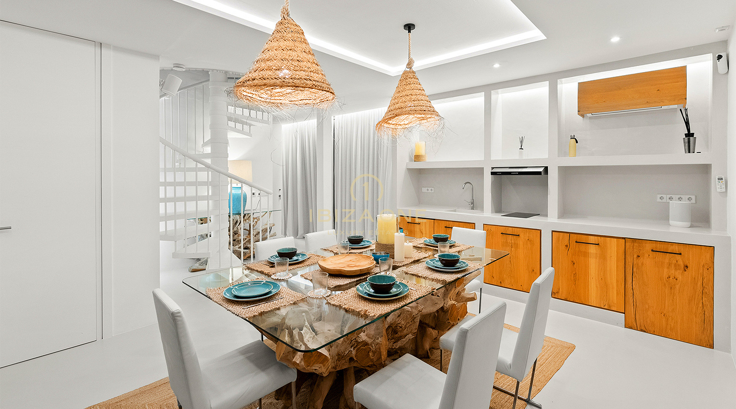 Exquisita y lujosa villa en primera línea de mar con acceso privado a la playa y al mar en venta, Ibiza