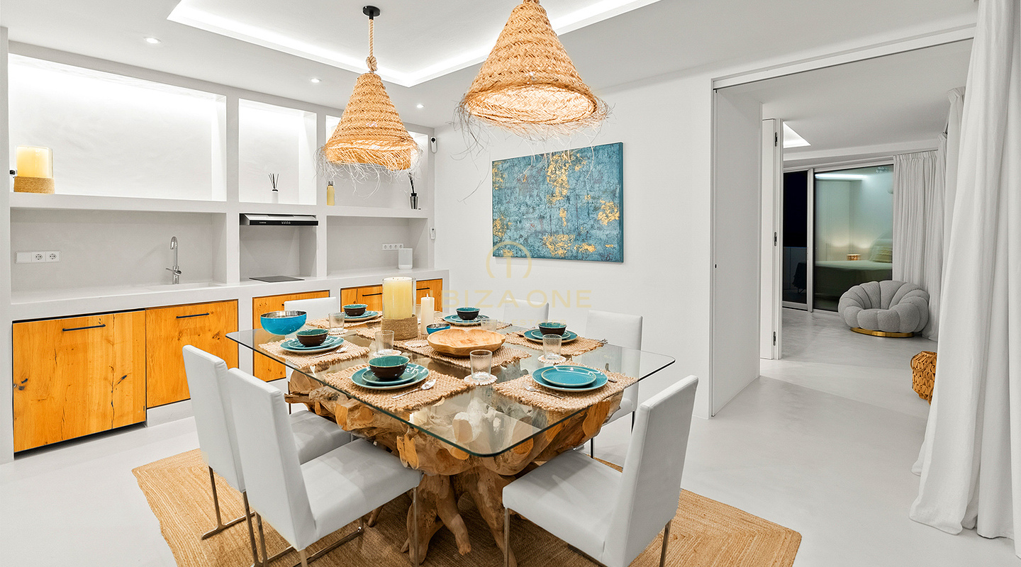 Prachtige en luxueuze villa direct aan zee met privéstrandtoegang en toegang tot de zee te koop, Ibiza